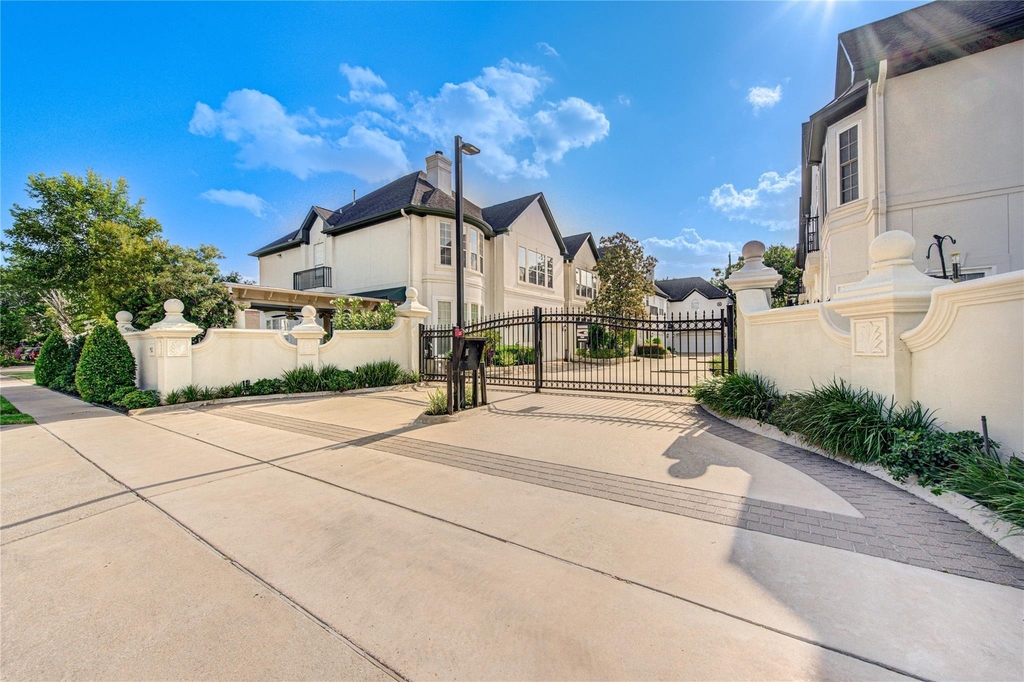 2124 Nantucket Drive - Photo 2