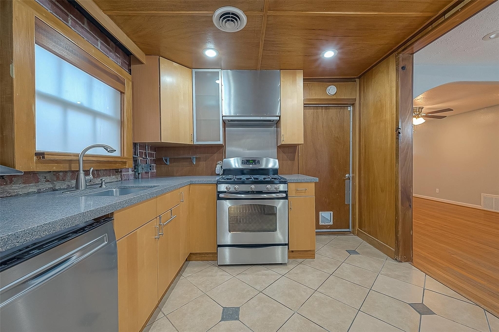 306 Graceland Street - Photo 16