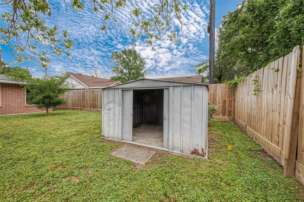 306 Graceland Street - Photo 30