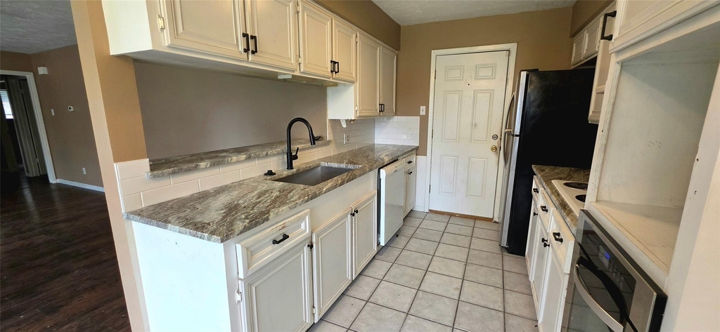 2204 Mimosa Court - Photo 7