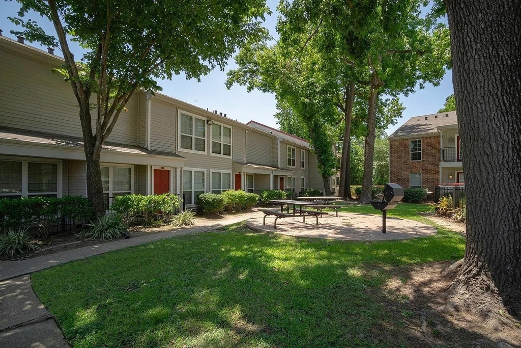12800 Woodforest Boulevard - Photo 3