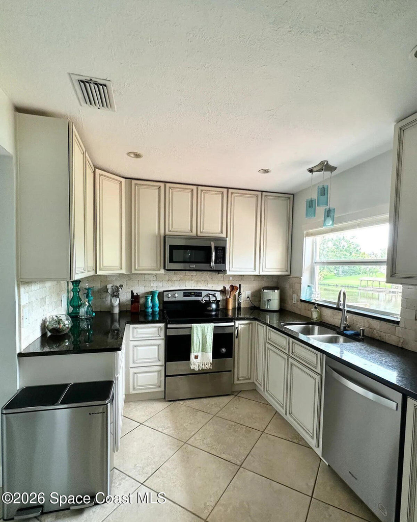 589 Hillside Court - Photo 6