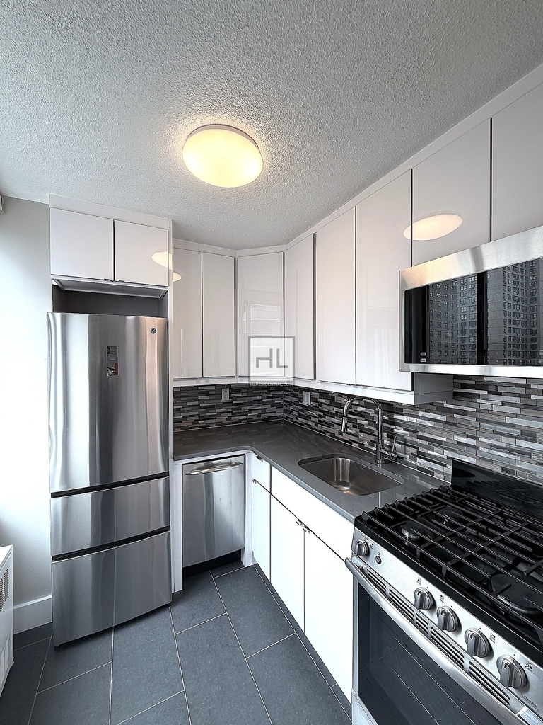 Second Avenue - Photo 1