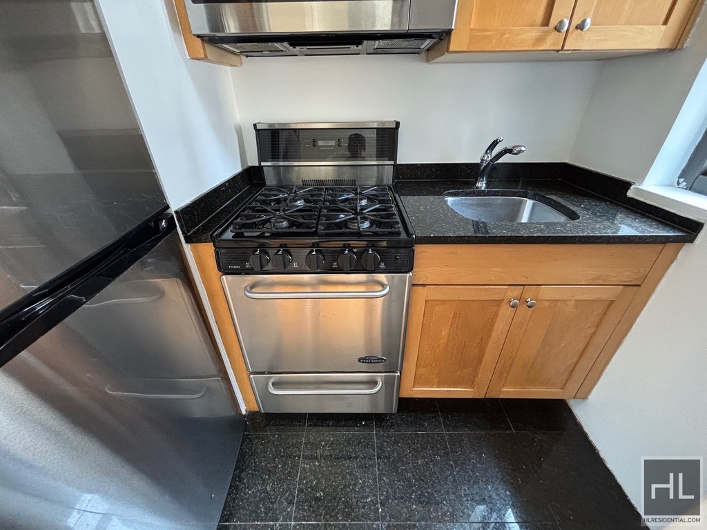 East 56 Street - Photo 3