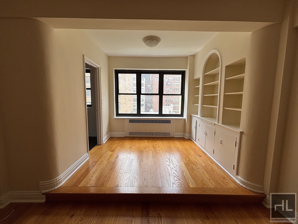 East 56 Street - Photo 1
