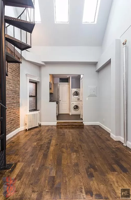 Tenth Avenue - Photo 1
