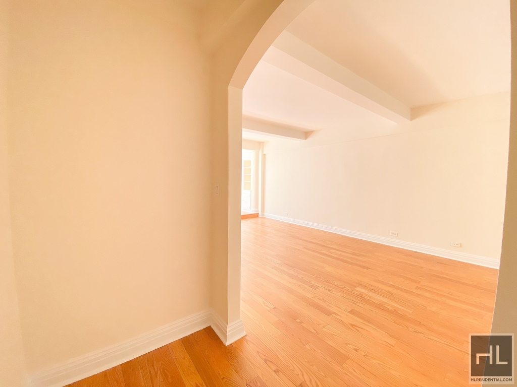 East 56 Street - Photo 4