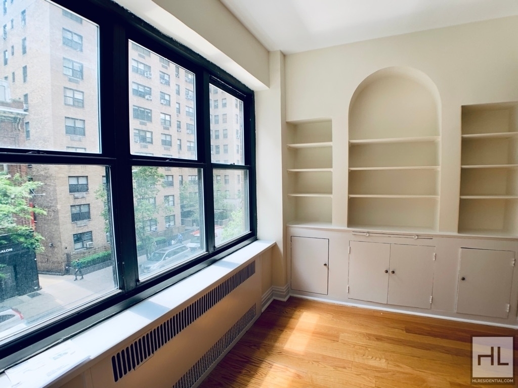 East 56 Street - Photo 1