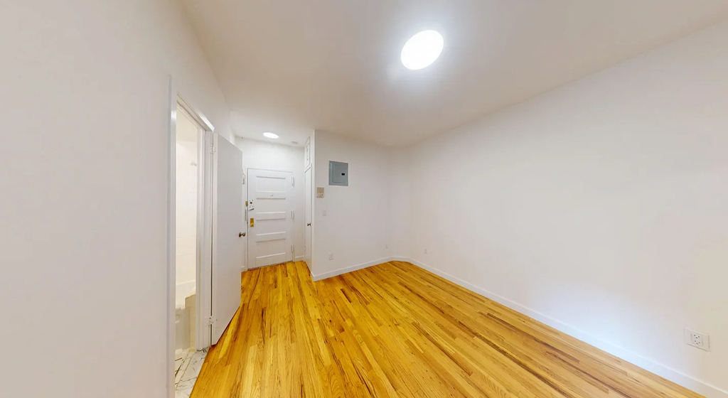 East 73rd Street - Photo 4