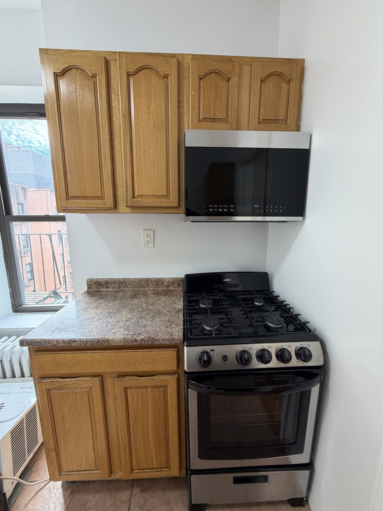 1427 York Avenue - Photo 2