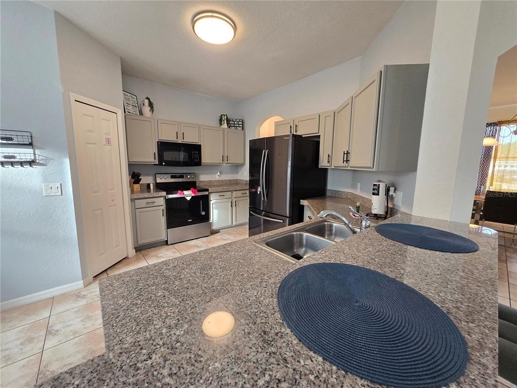 930 Oxford Drive - Photo 5