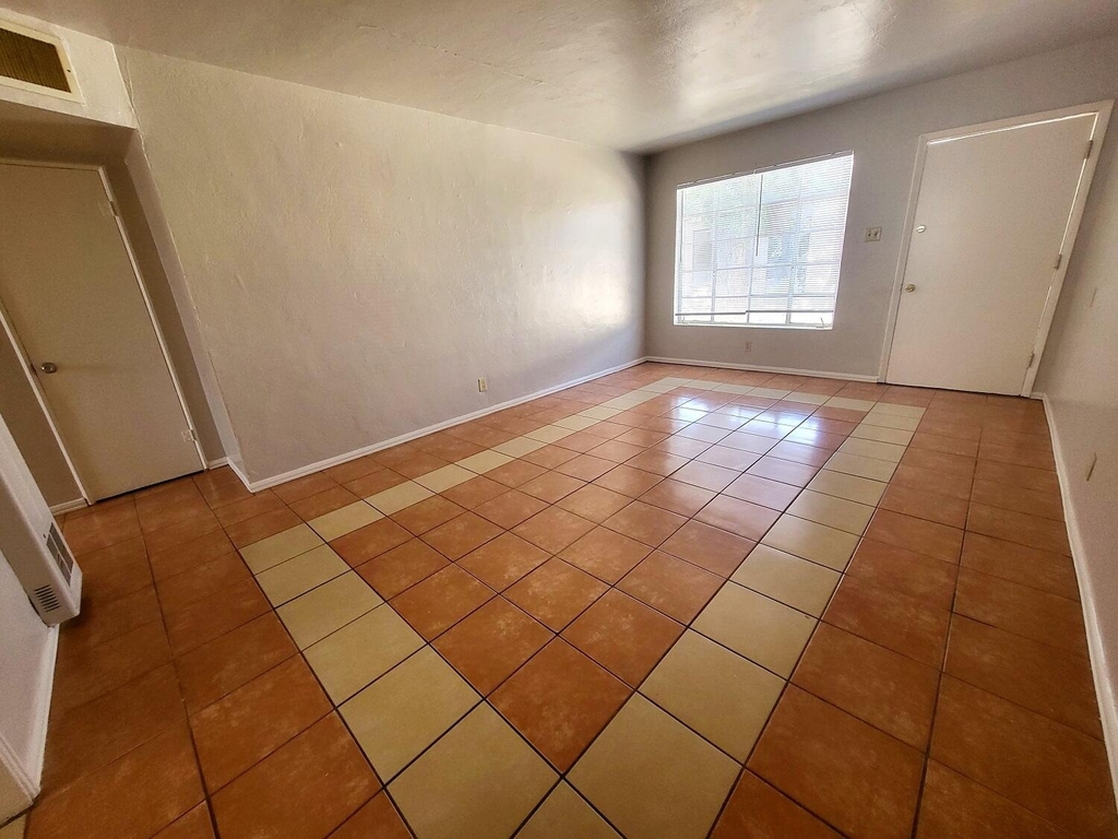 2607 Nations Avenue - Photo 2