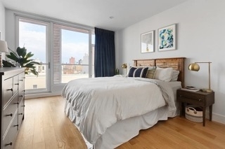 Metropolitan Avenue - Photo 2