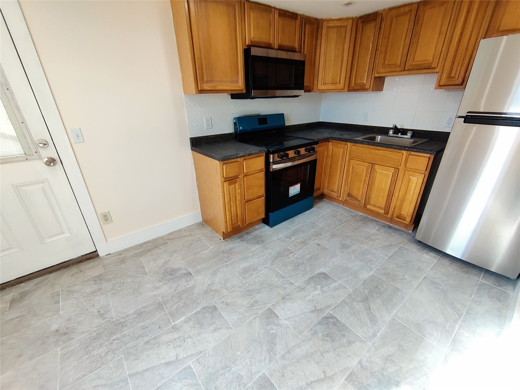 11 Avenue A - Photo 2