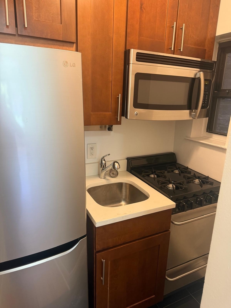East 85th Street - Photo 0