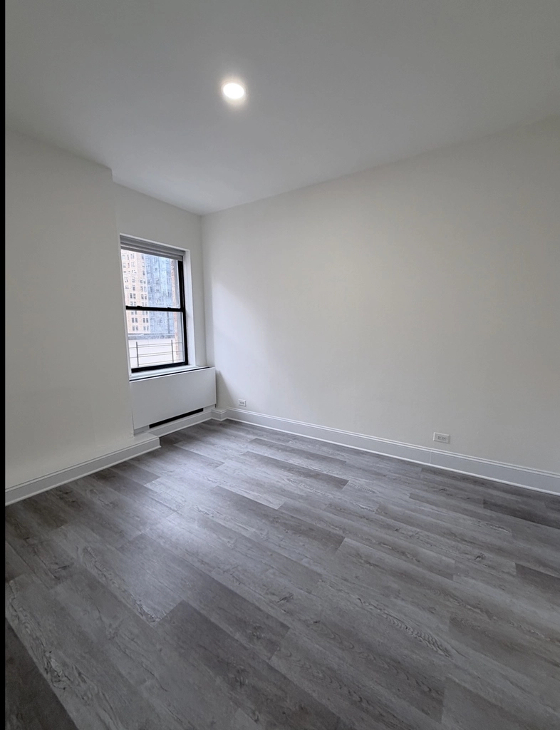 West 34th Street - Photo 9