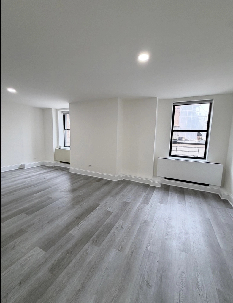 West 34th Street - Photo 10