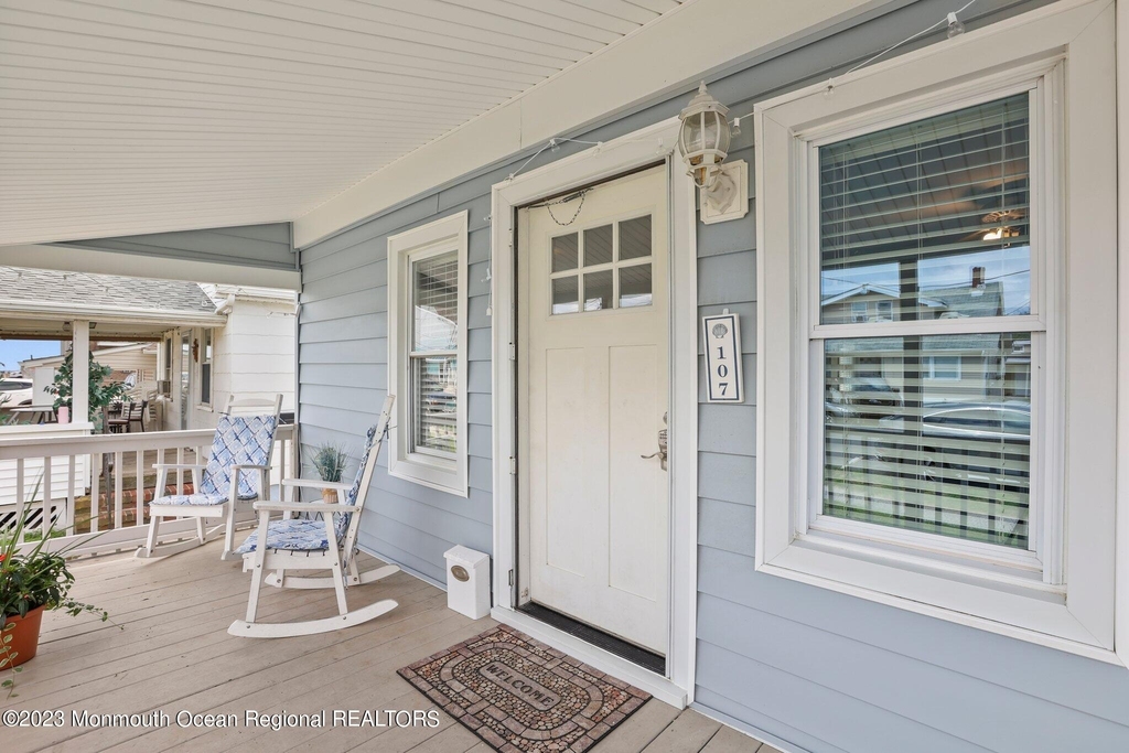 107 17th Avenue - Photo 4