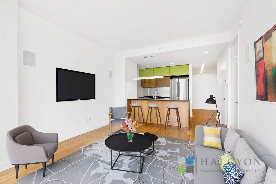Bedford Avenue - Photo 1