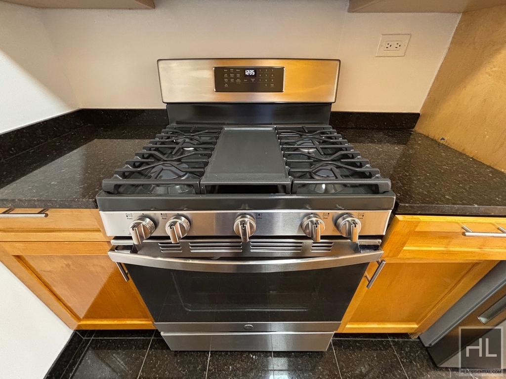 East 55 Street - Photo 10