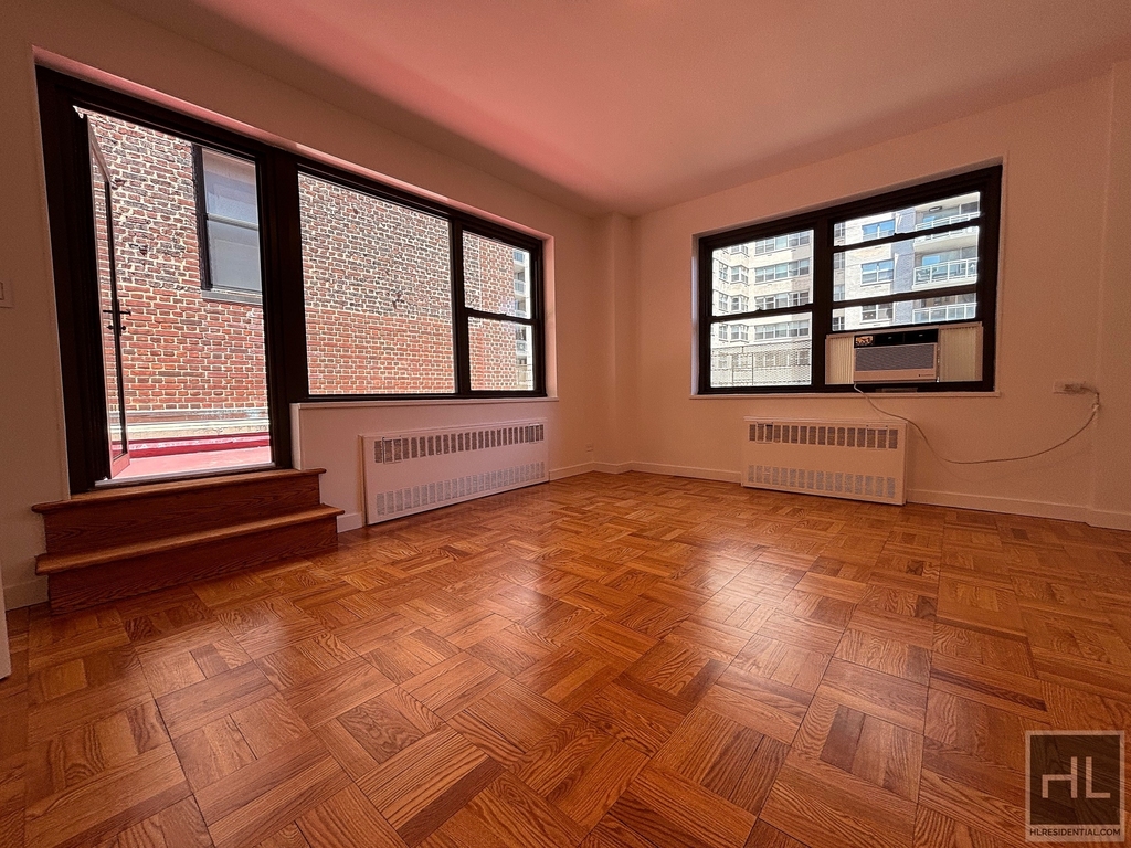 East 55 Street - Photo 4