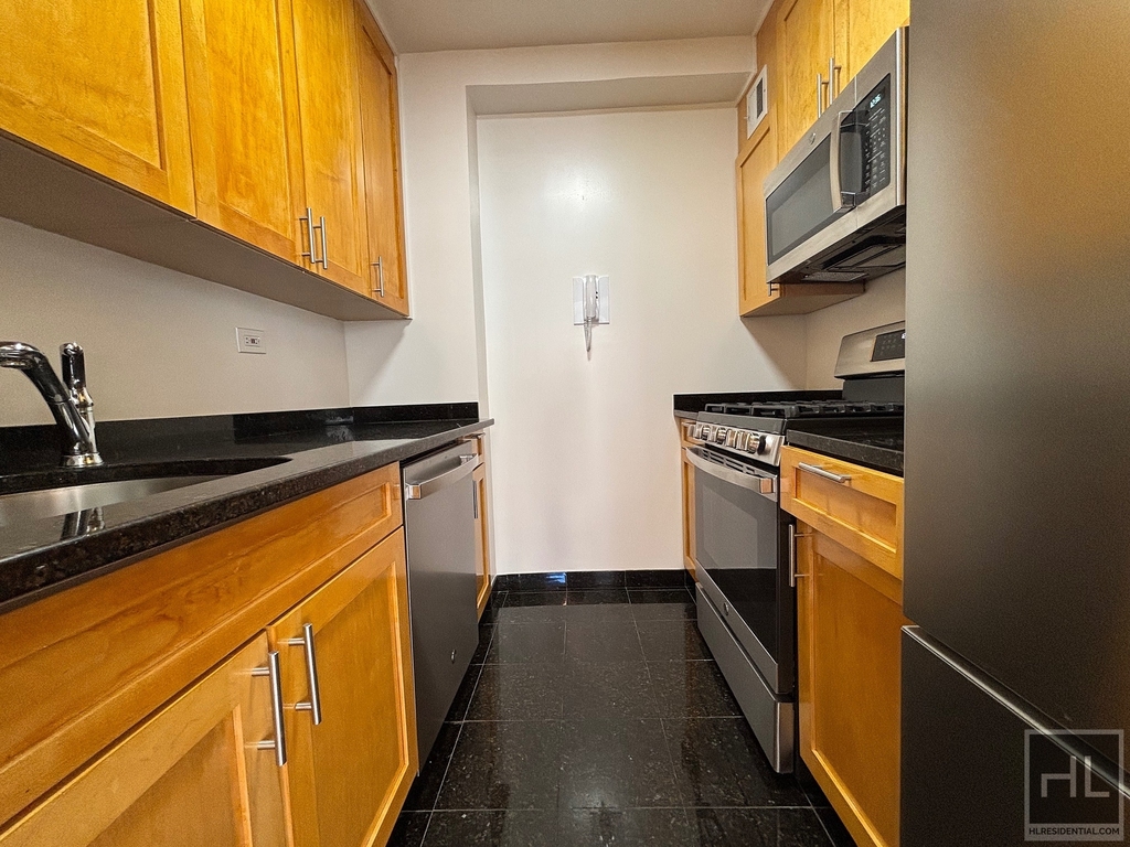 East 55 Street - Photo 9