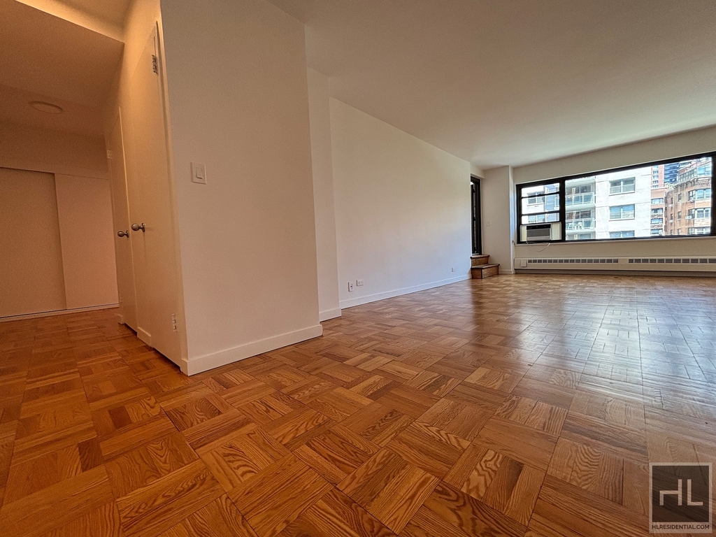 East 55 Street - Photo 6