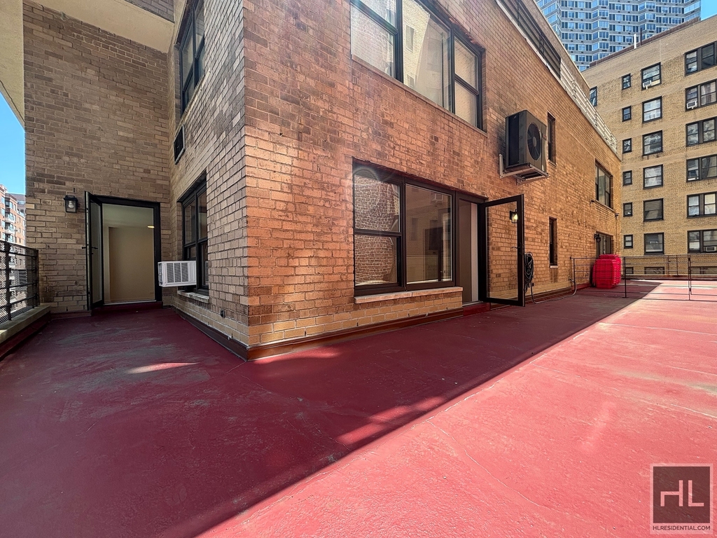 East 55 Street - Photo 3