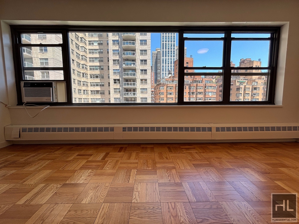 East 55 Street - Photo 8