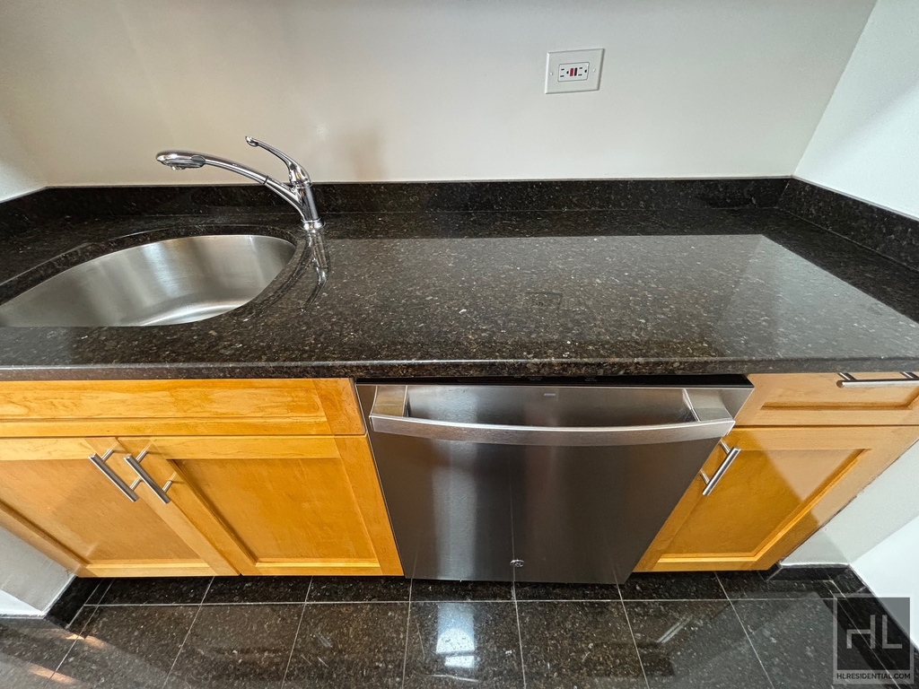 East 55 Street - Photo 11