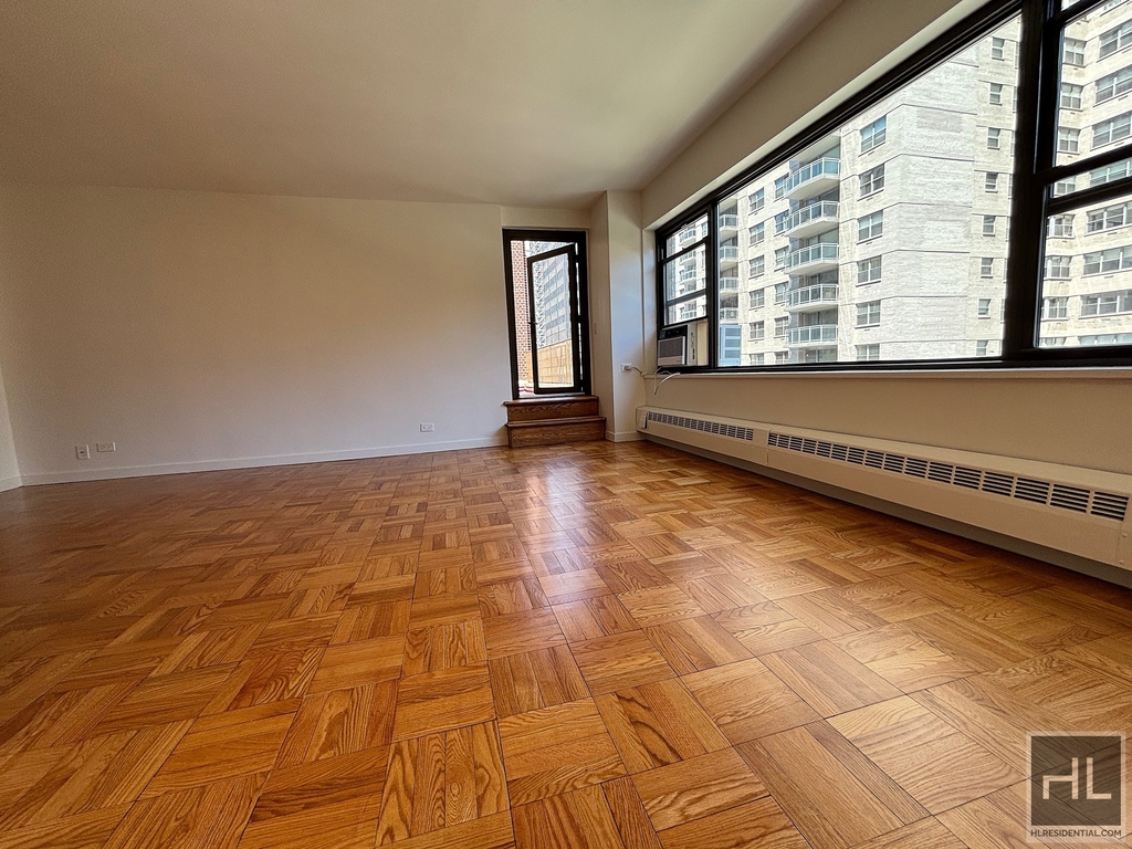 East 55 Street - Photo 1