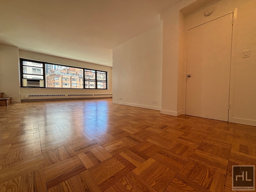East 55 Street - Photo 7