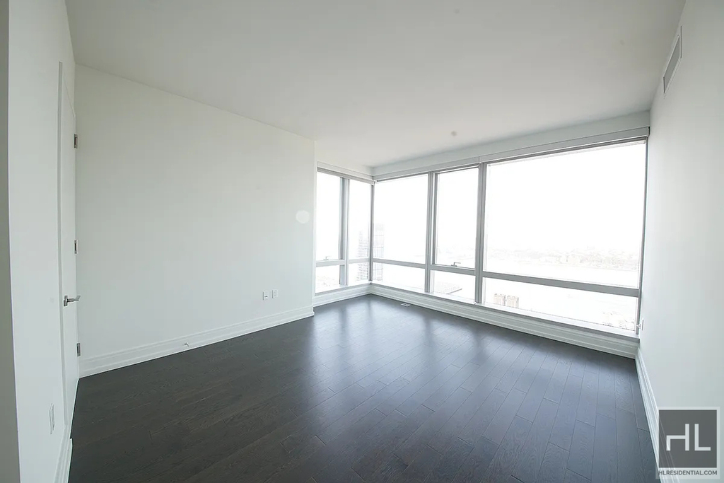 10th Avenue - Photo 3