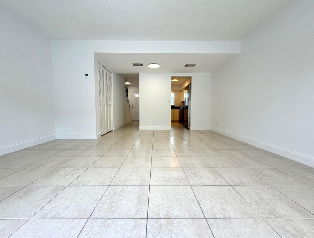 413 N Cypress Drive - Photo 3