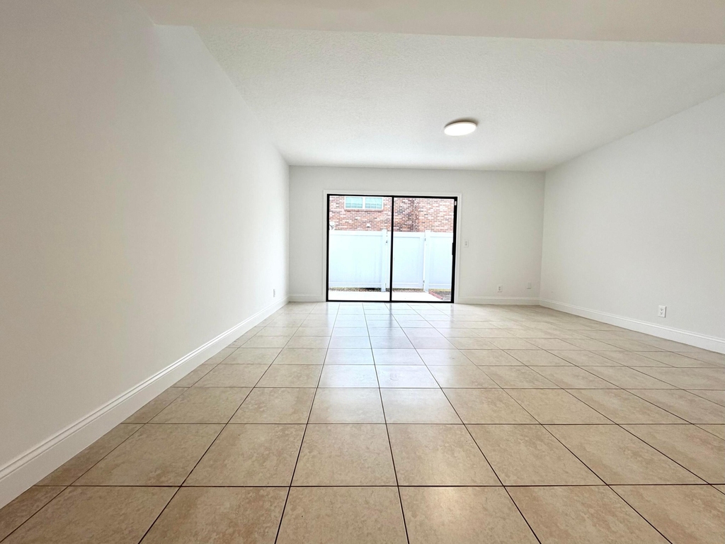 413 N Cypress Drive - Photo 5