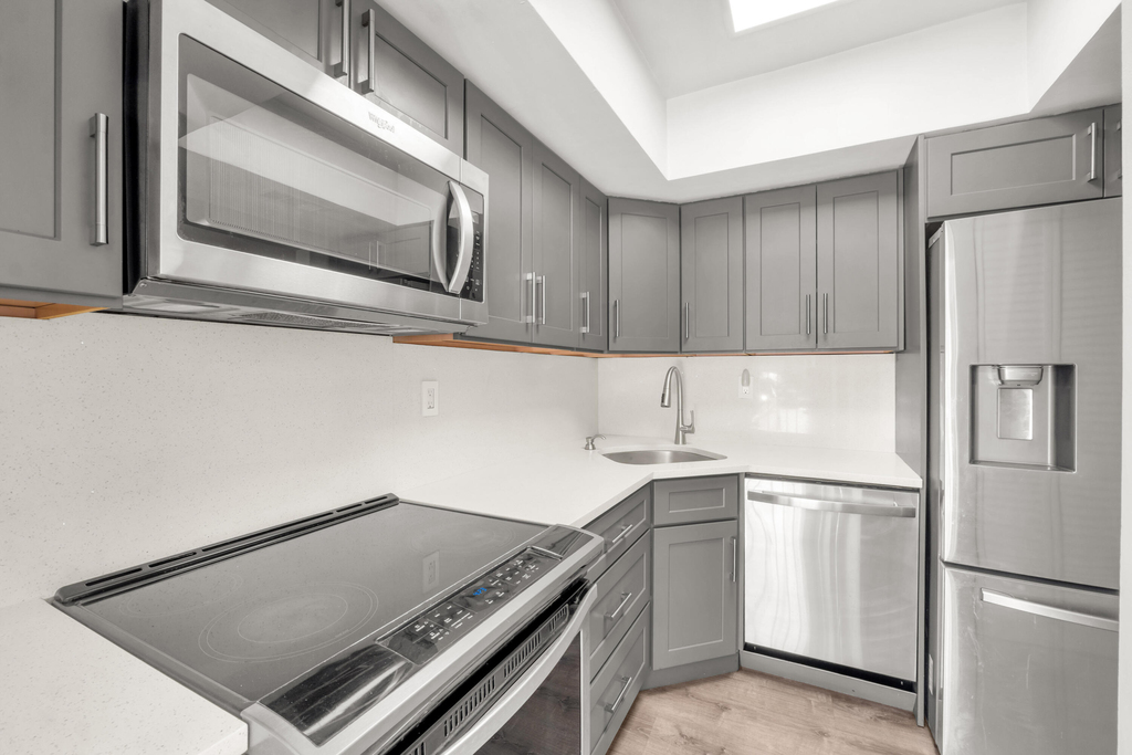 1510 Se 15th Street - Photo 0