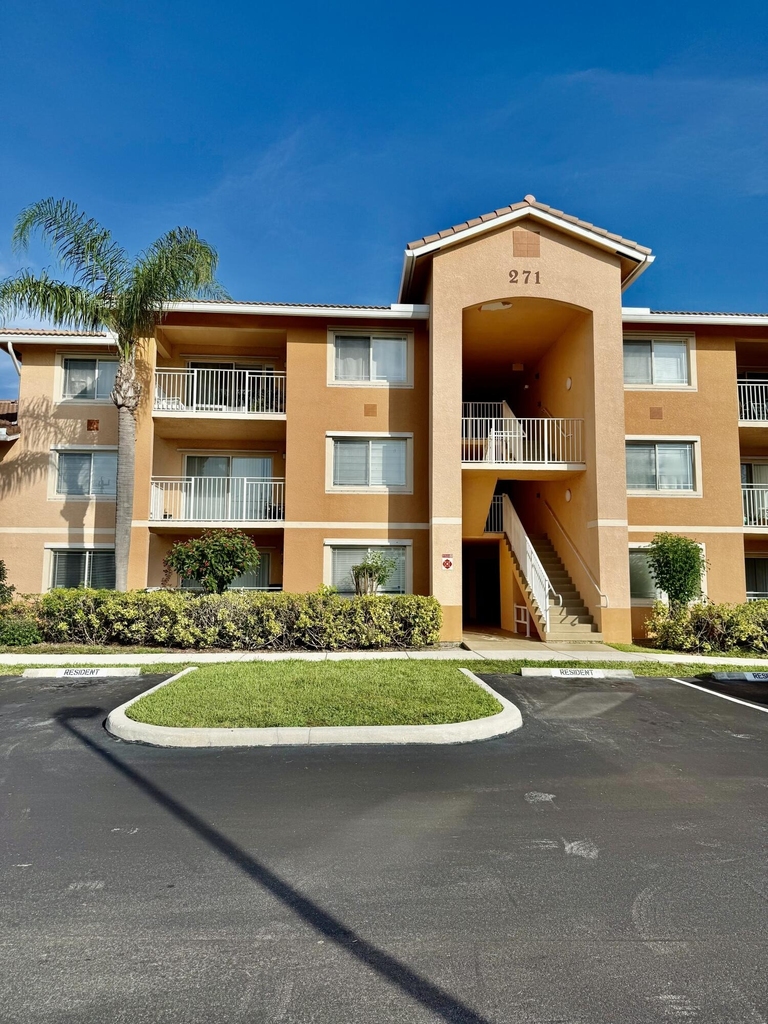 271 Sw Palm Drive - Photo 1