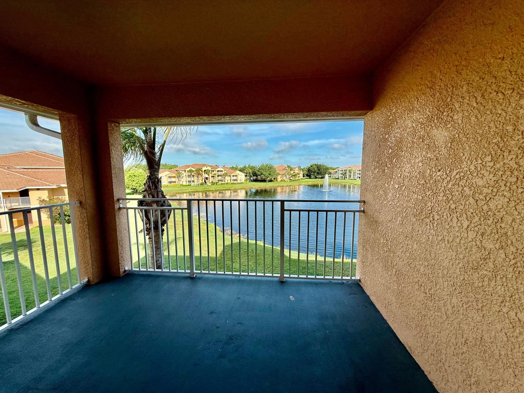 271 Sw Palm Drive - Photo 0