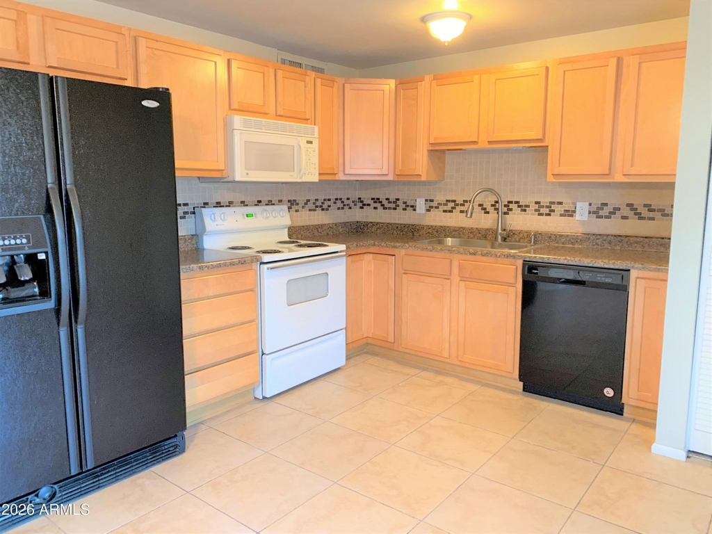 3510 E Ludlow Drive - Photo 2