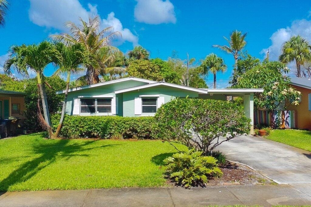 262 Se Monterey Avenue - Photo 1