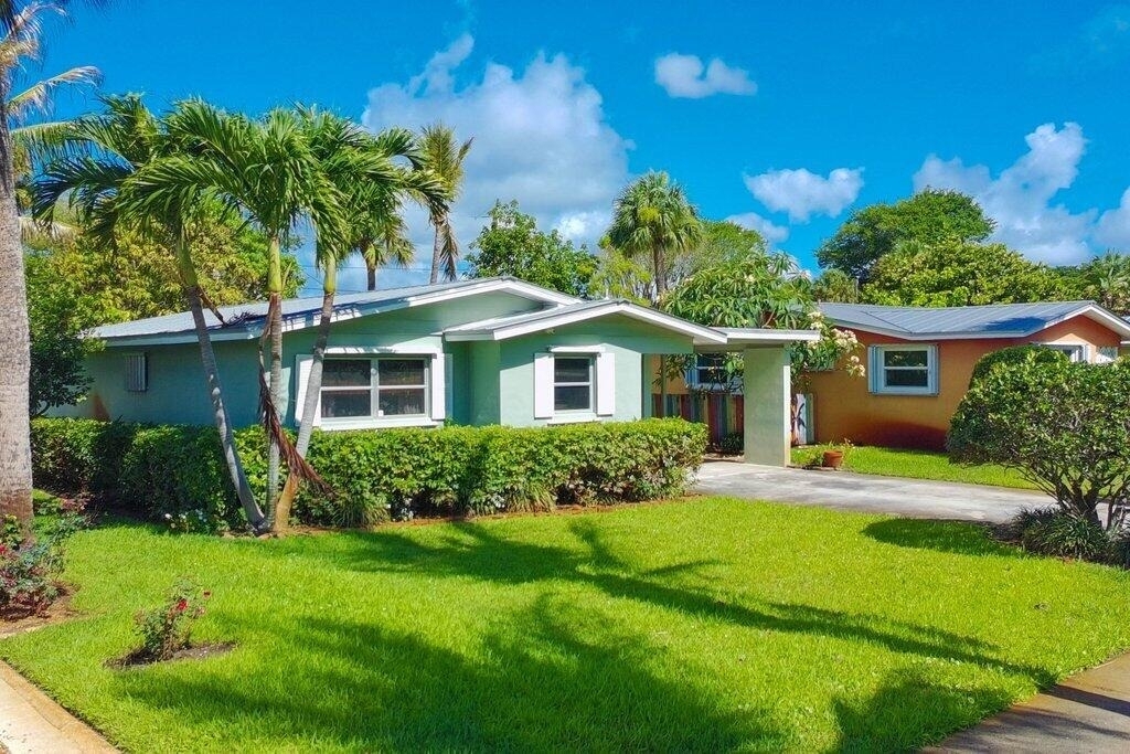 262 Se Monterey Avenue - Photo 0