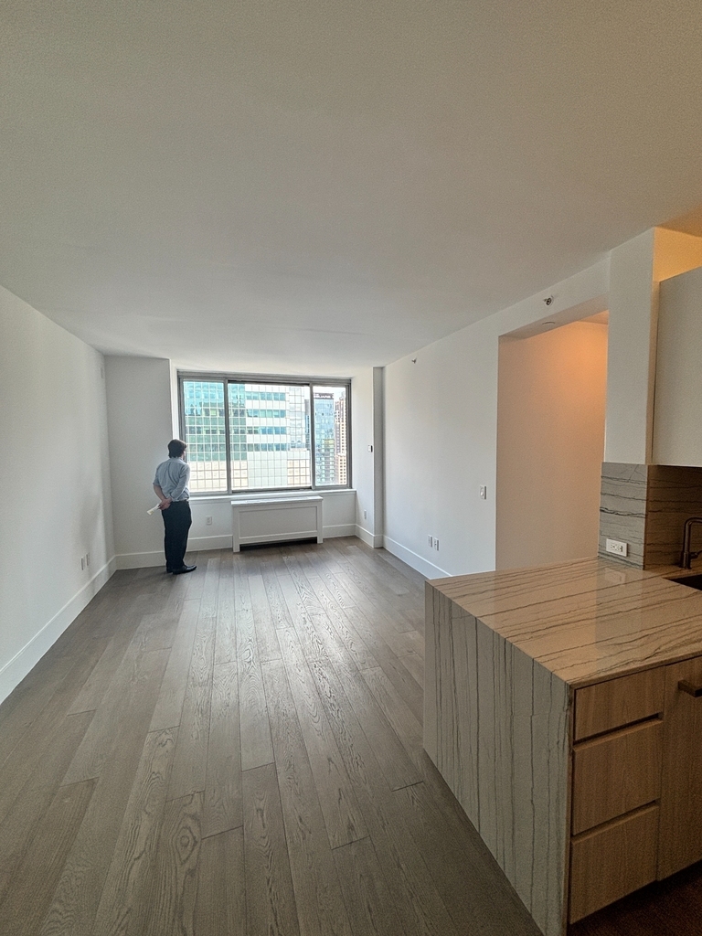 West 47th Street - Photo 8