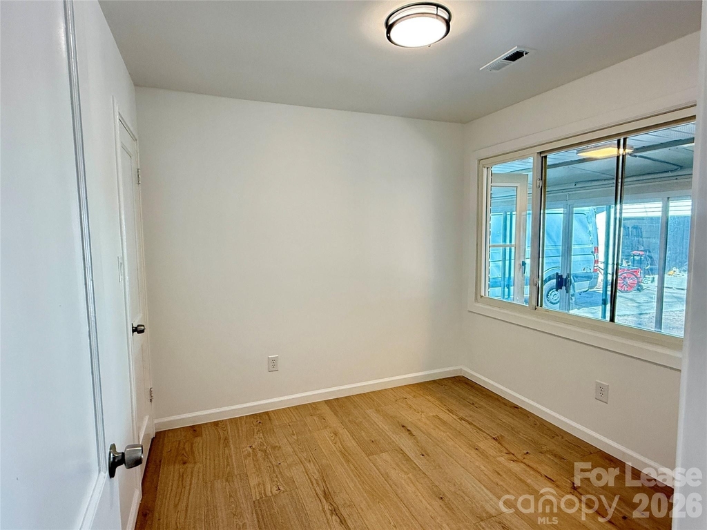 541 E Woodlawn Road - Photo 9
