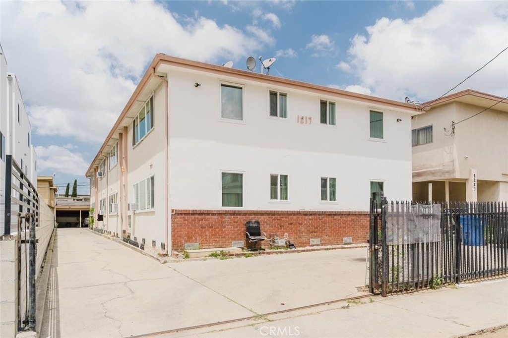 1217 N Kingsley Drive - Photo 1