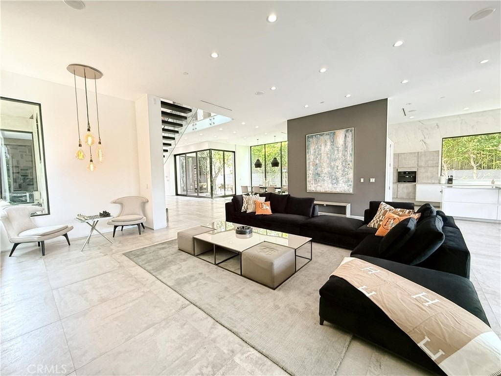 415 N Martel Avenue - Photo 3