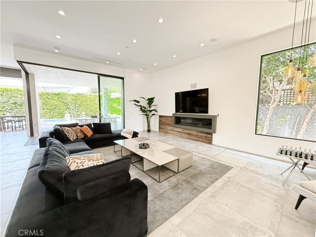 415 N Martel Avenue - Photo 5