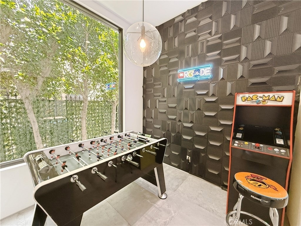415 N Martel Avenue - Photo 9
