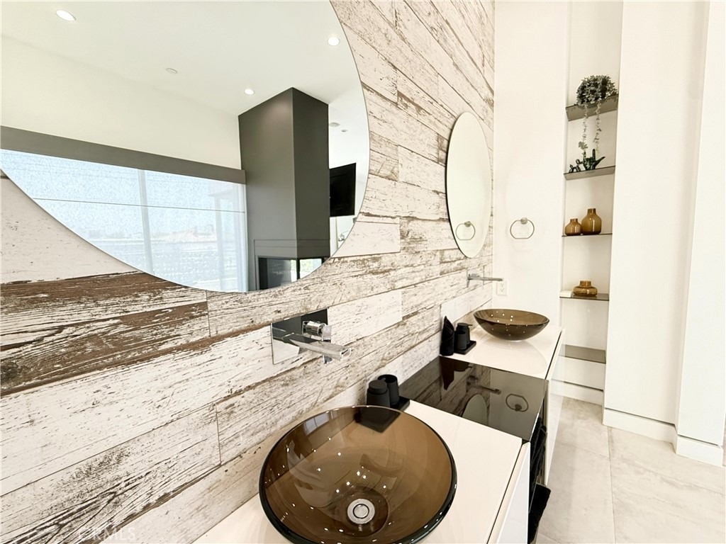 415 N Martel Avenue - Photo 23
