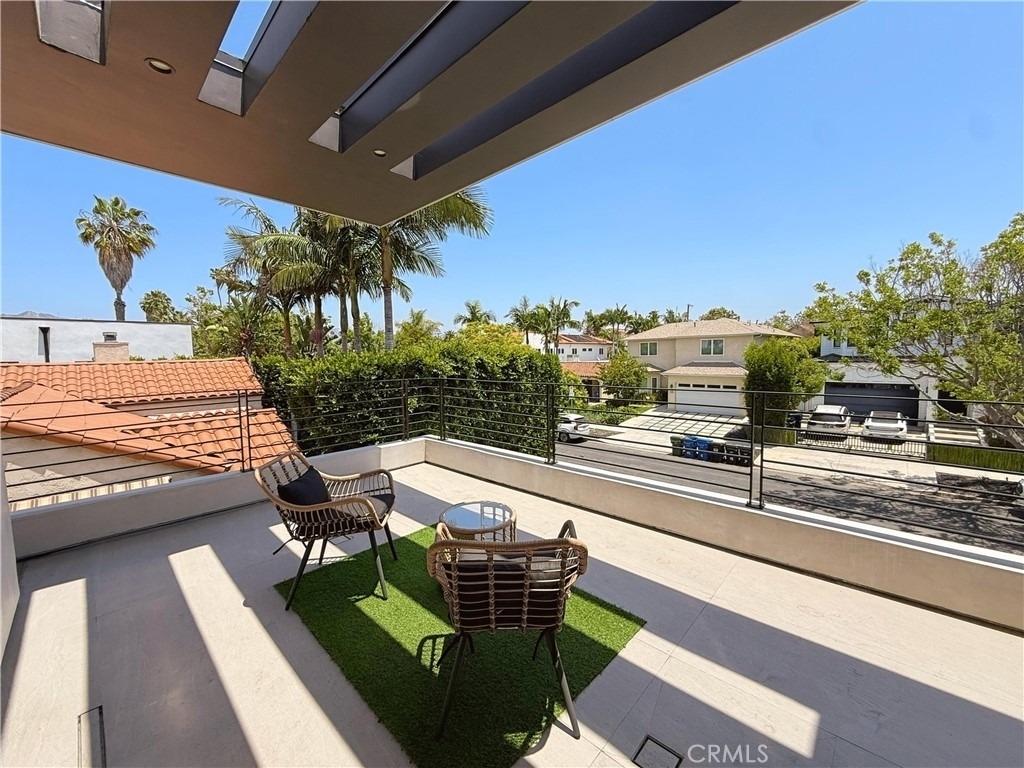 415 N Martel Avenue - Photo 32