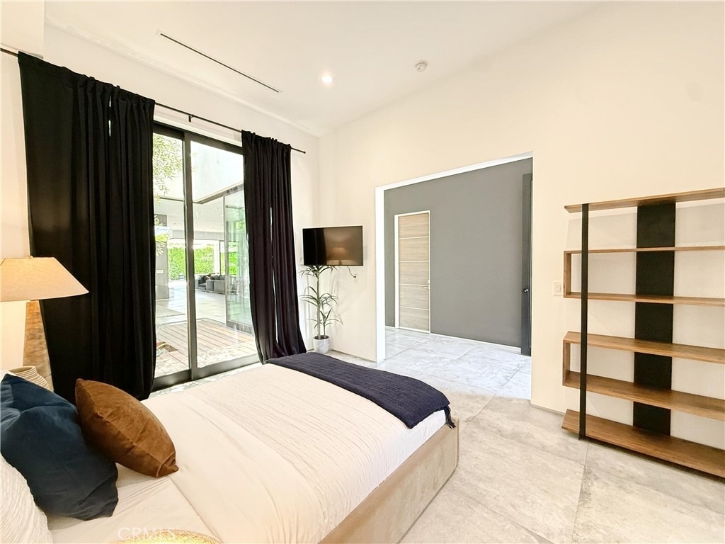 415 N Martel Avenue - Photo 13